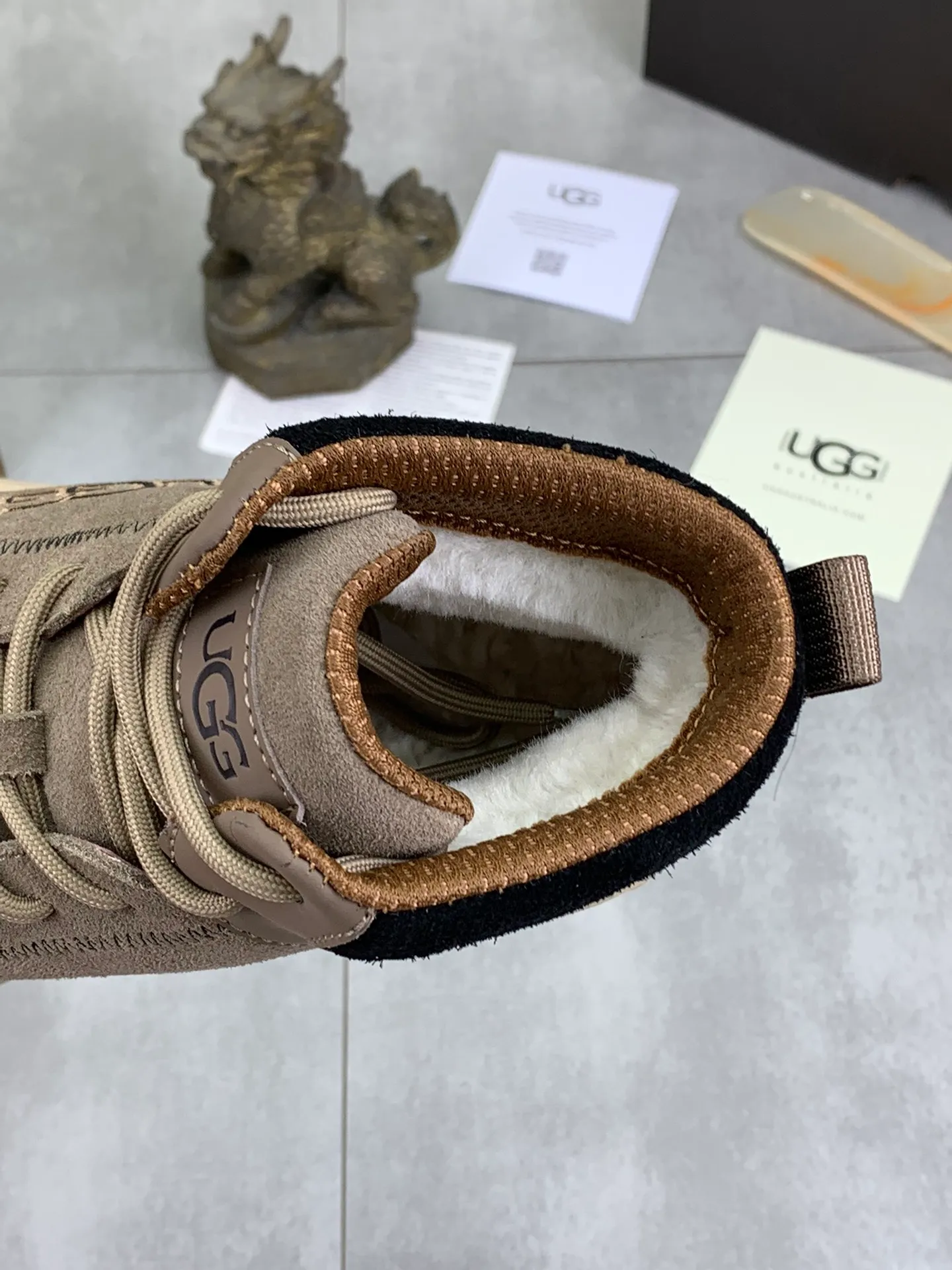 Men's shoes 💰P640 [New style] 💰 🆘 "Real wool" [UGG] 👉The popular men's shoes are synchronized with the official website 🔰The quality of the genuine products [satisfied] is not comparable to the imitations in the general market 🌀The upper is imported Italian frosted cowhide, and the lining is: foot pad 🅰️ grade 🐑Real wool👻Only Grade A can show the effect The hand feels smooth and delicate 🔱The shoe shape is grand, only genuine manufacturers can achieve it 🎄The perfect toughness of the original outsole 👻⬛️ can allow customers to bid farewell to one-time consumption. Real wool lining, super warm. Available in brown or gray. Number of yards: 39-44